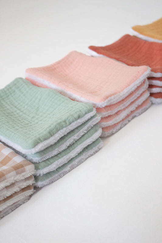 pile de lingettes démaquillantes vert d'eau 